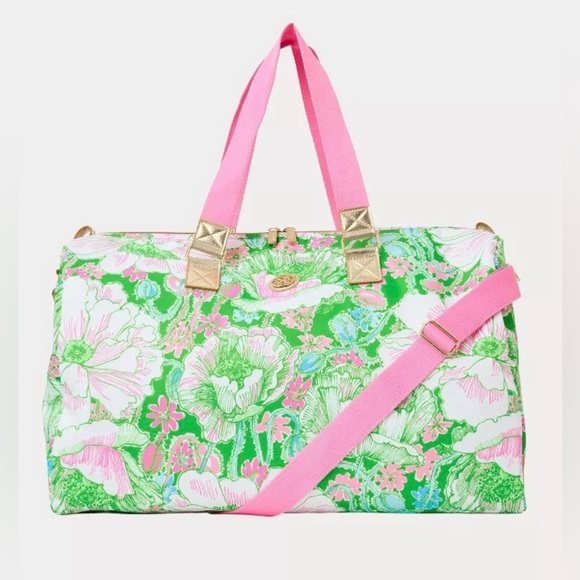 Lilly Pulitzer Handbags - Lilly Pulitzer GWP Weekender Bag in Putting Green Poppyland Print.